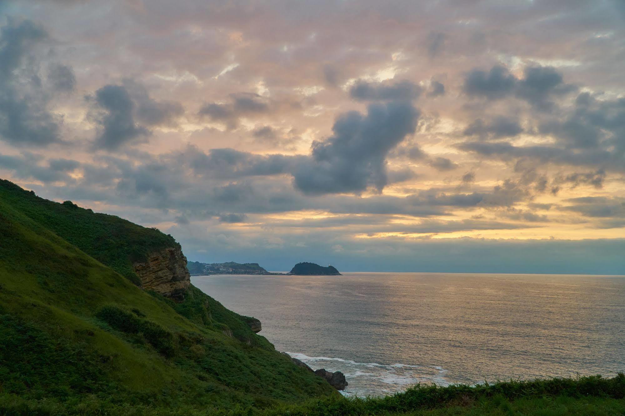 Zarautz Beachside Surf Camp Экстерьер фото